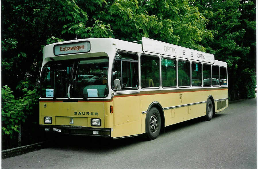 (046'621) - STI Thun - Nr. 58/BE 413'458 - Saurer/R&J am 18. Mai 2001 bei der Schiffl�ndte Thun