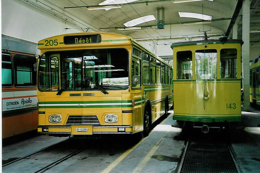 (046'629) - TN Neuch�tel - Nr. 205/NE 84'205 - FBW/Hess am 18. Mai 2001 in Neuch�tel, D�p�t