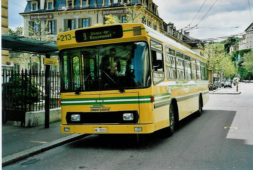 (046'637) - TN Neuch�tel - Nr. 213/NE 15'213 - Volvo/Hess am 18. Mai 2001 in Neuch�tel, Place Pury