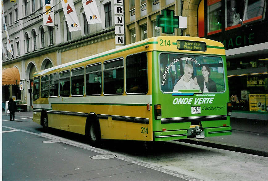 (046'706) - TN Neuch�tel - Nr. 214/NE 63'214 - Volvo/Hess am 18. Mai 2001 in Neuch�tel, Place Pury