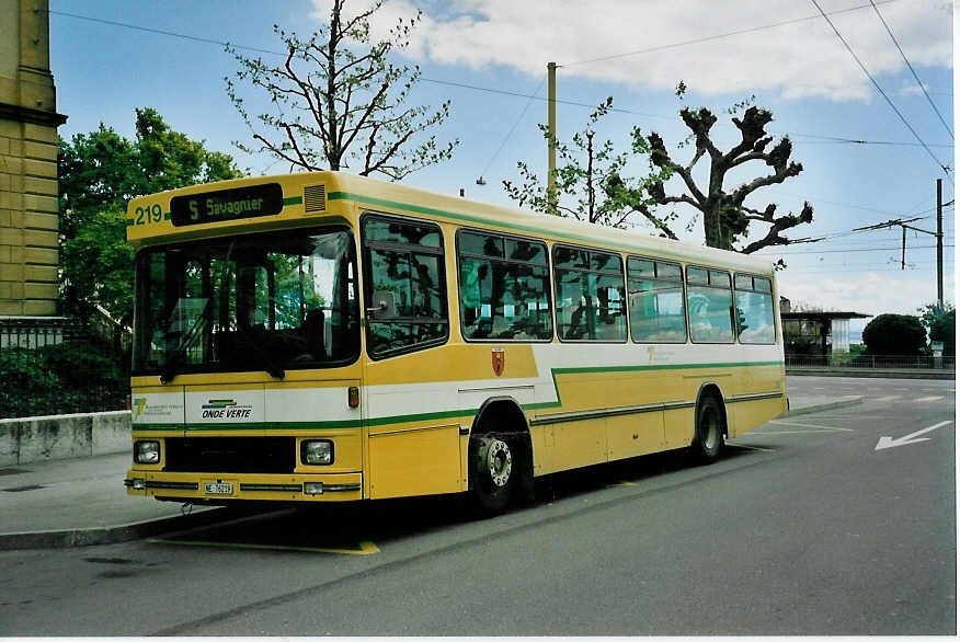 (046'716) - TN Neuch�tel - Nr. 219/NE 76'219 - Volvo/Hess am 18. Mai 2001 in Neuch�tel, Place Pury