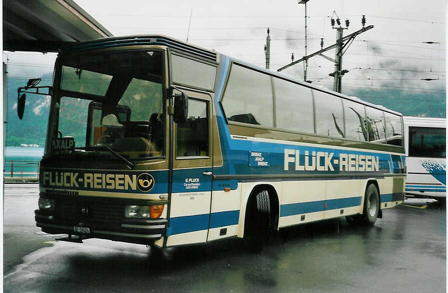 (047'010) - Fl�ck, Brienz - BE 59'424 - Dr�gm�ller am 10. Juni 2001 beim Bahnhof Brienz