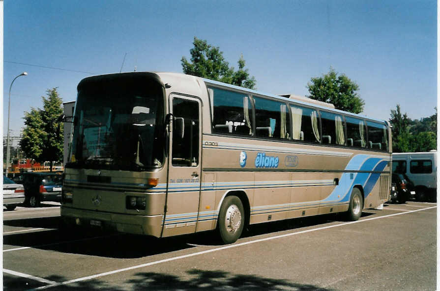 (047'215) - �liane, Botterens - FR 300'460 - Mercedes am 12. Juni 2001 in Thun, Seestrasse