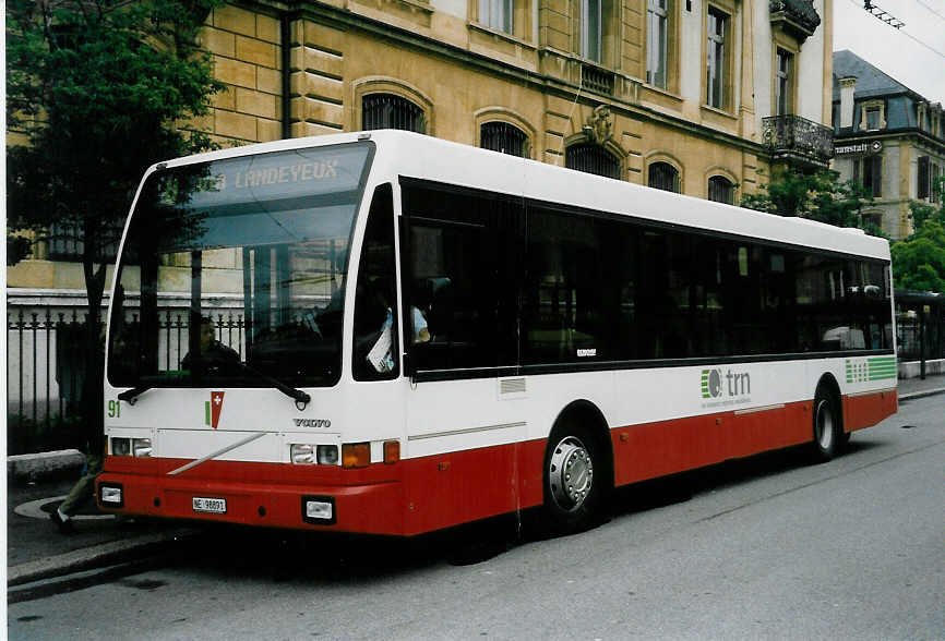 (047'304) - VR La Chaux-de-Fonds - Nr. 91/NE 98'891 - Volvo/Berkhof am 16. Juni 2001 in Neuch�tel, Place Pury