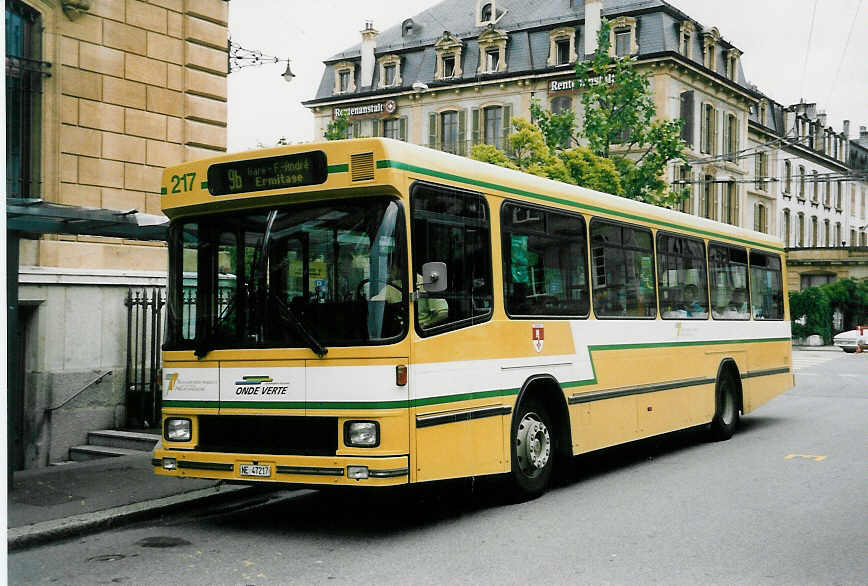 (047'309) - TN Neuch�tel - Nr. 217/NE 47'217 - Volvo/Hess am 16. Juni 2001 in Neuch�tel, Place Pury