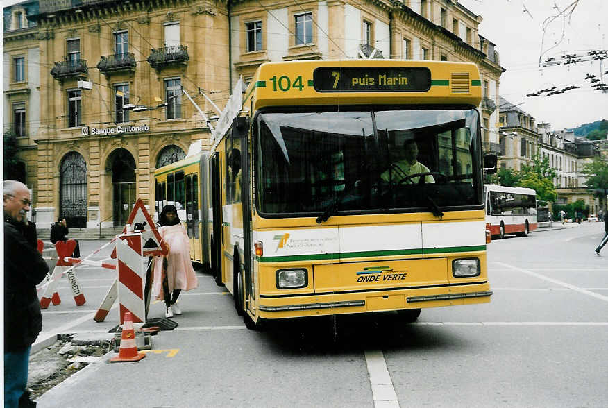 (047'321) - TN Neuch�tel - Nr. 104 - NAW/Hess Gelenktrolleybus am 16. Juni 2001 in Neuch�tel, Place Pury