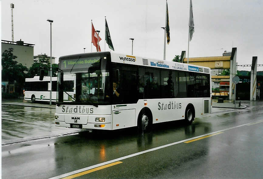 (048'425) - Wick, Wil - Nr. 3/SG 245'703 - MAN/G�ppel am 18. Juli 2001 beim Bahnhof Wil