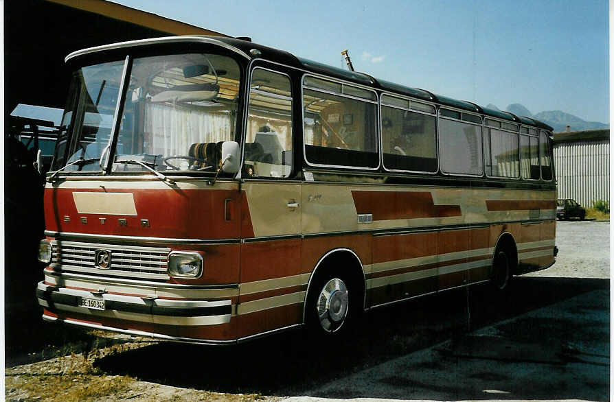(049'525) - M�ller, Uetendorf - BE 160'342 - Setra am 27. August 2001 in Uetendorf, Allmend