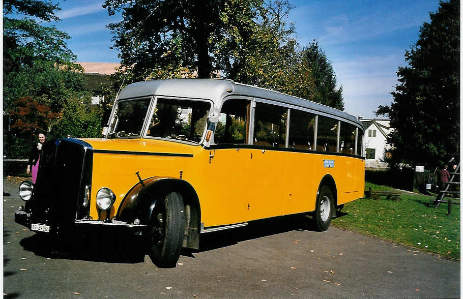 (050'010) - Suter, Herznach - AG 29'132 - Saurer/T�scher (ex Geissmann, H�gglingen; ex P 23'070) am 6. Oktober 2001 in Dietlikon, Kirche