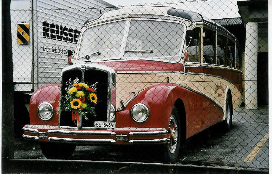(050'035) - Reusser, Thun - BE 8484 - Saurer/R&J (ex H�sler, Menziken) am 7. Oktober 2001 in Thun, Garage