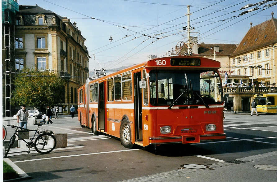 (050'304) - TN Neuch�tel - Nr. 160 - FBW/Hess Gelenktrolleybus (ex Nr. 60) am 17. Oktober 2001 in Neuch�tel, Place Pury