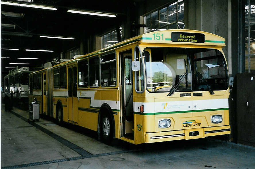(050'313) - TN Neuch�tel - Nr. 151 - FBW/Hess Gelenktrolleybus (ex Nr. 51) am 17. Oktober 2001 in Neuch�tel, D�p�t