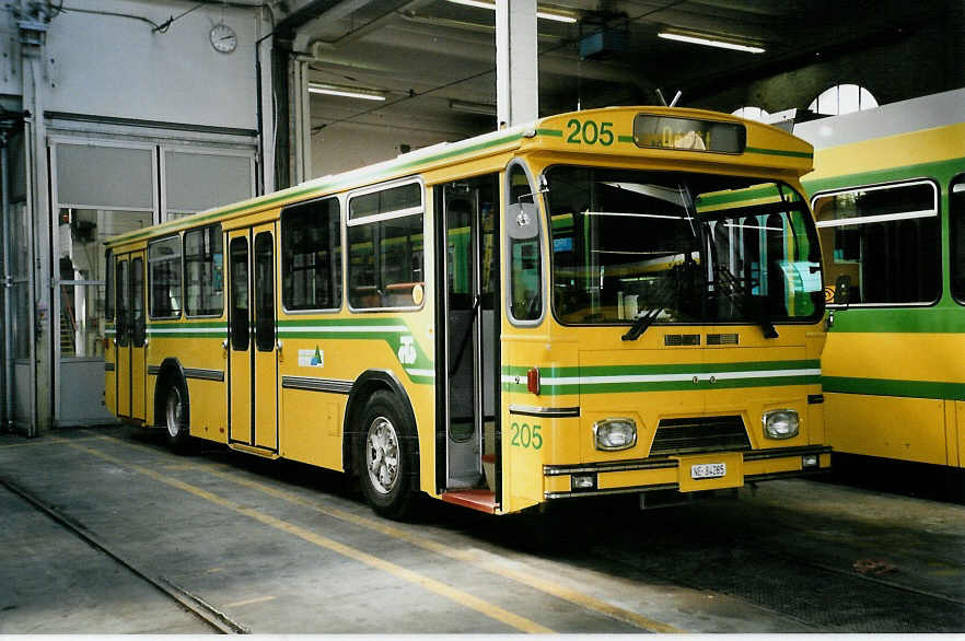 (050'317) - TN Neuch�tel - Nr. 205/NE 84'205 - FBW/Hess am 17. Oktober 2001 in Neuch�tel, D�p�t