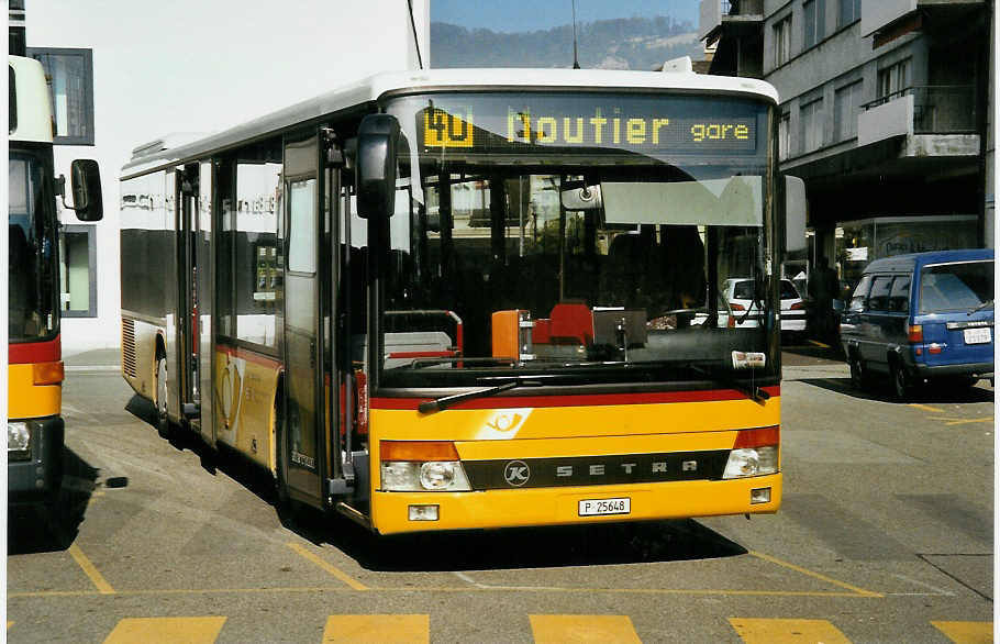 (050'424) - PTT-Regie - P 25'648 - Setra am 19. Oktober 2001 beim Bahnhof Del�mont