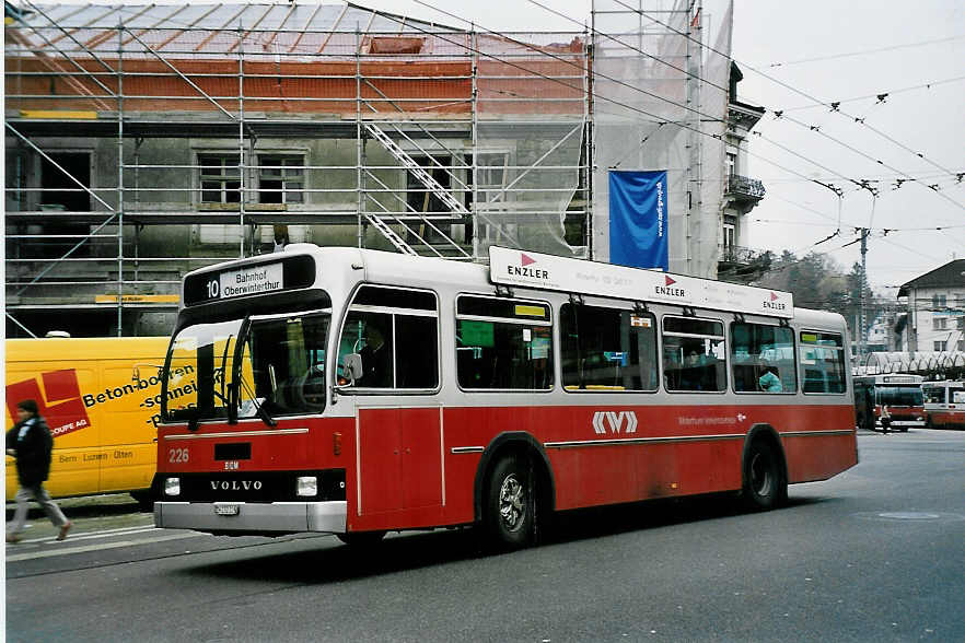 (050'728) - WV Winterthur - Nr. 226/ZH 232'226 - Volvo/T�scher am 19. November 2001 beim Hauptbahnhof Winterthur