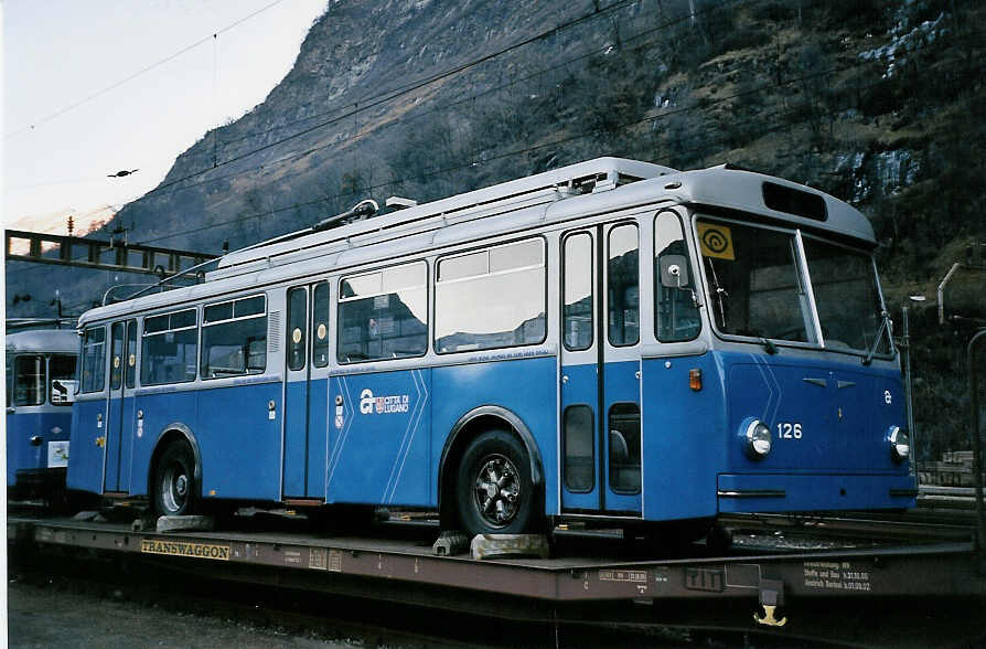 (051'309) - ACT Lugano (TVS) - Nr. 126 - FBW/Hess Trolleybus (ex RhV Altst�tten Nr. 6) am 1. Januar 2002 beim Bahnhof Biasca