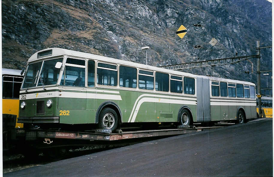 (051'312) - TN Neuch�tel (RWB) - Nr. 262 - FBW/SWS-Gangloff (ex SVB Bern Nr. 262) am 1. Januar 2002 beim Bahnhof Biasca