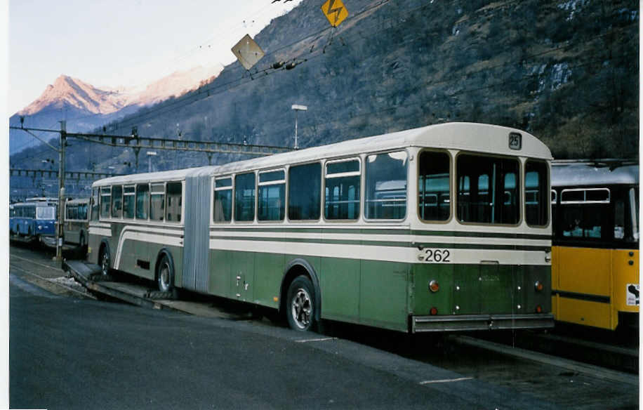 (051'318) - TN Neuch�tel (RWB) - Nr. 262 - FBW/SWS-Gangloff (ex SVB Bern Nr. 262) am 1. Januar 2002 beim Bahnhof Biasca