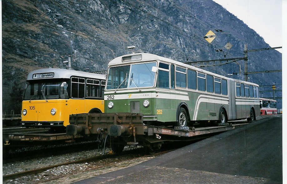 (051'324) - TN Neuch�tel (RWB) - Nr. 262 - FBW/SWS-Gangloff (ex SVB Bern Nr. 262) am 1. Januar 2002 beim Bahnhof Biasca 