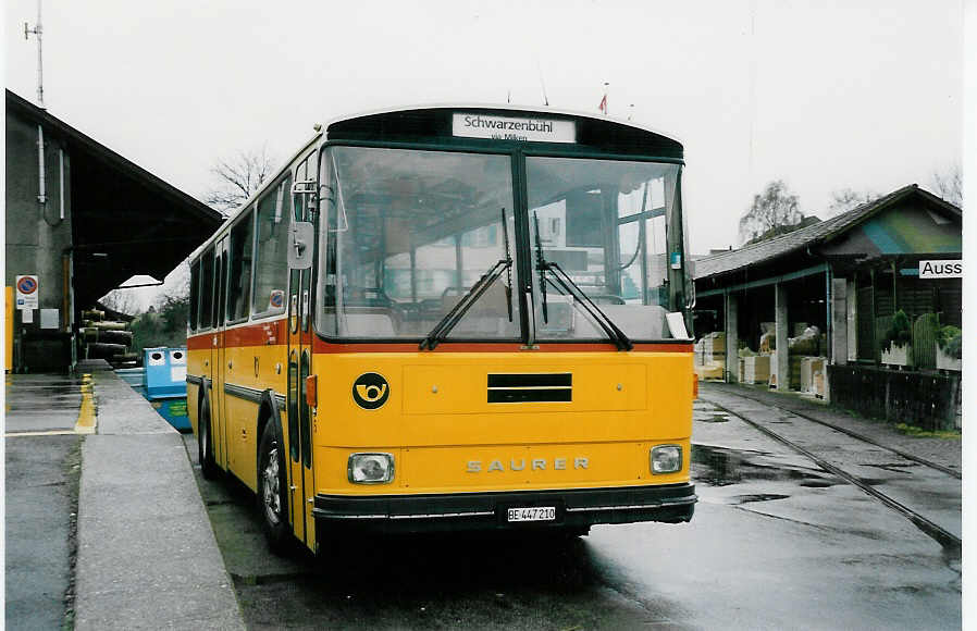 (051'722) - Engeloch, Riggisberg - Nr. 5/BE 447'210 - Saurer/T�scher (ex P 25'668) am 27. Januar 2002 beim Bahnhof Schwarzenburg