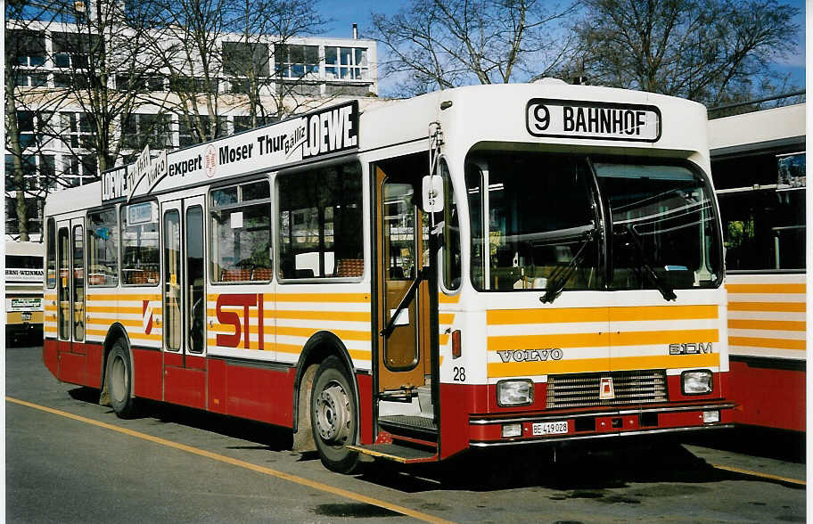 (051'724) - STI Thun - Nr. 28/BE 419'028 - Volvo/R&J (ex SAT Thun Nr. 28) am 30. Januar 2002 bei der Schiffl�ndte Thun