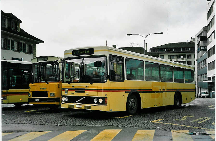 (052'505) - STI Thun - Nr. 6/BE 26'667 - Volvo/FHS (ex TSG Blumenstein Nr. 6) am 19. M�rz 2002 beim Bahnhof Thun