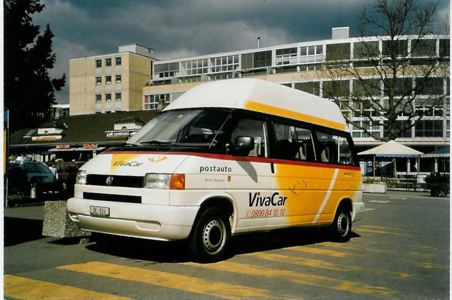 (052'613) - VivaCar, Thun - BE 814 - VW am 24. M�rz 2002 beim Bahnhof Thun