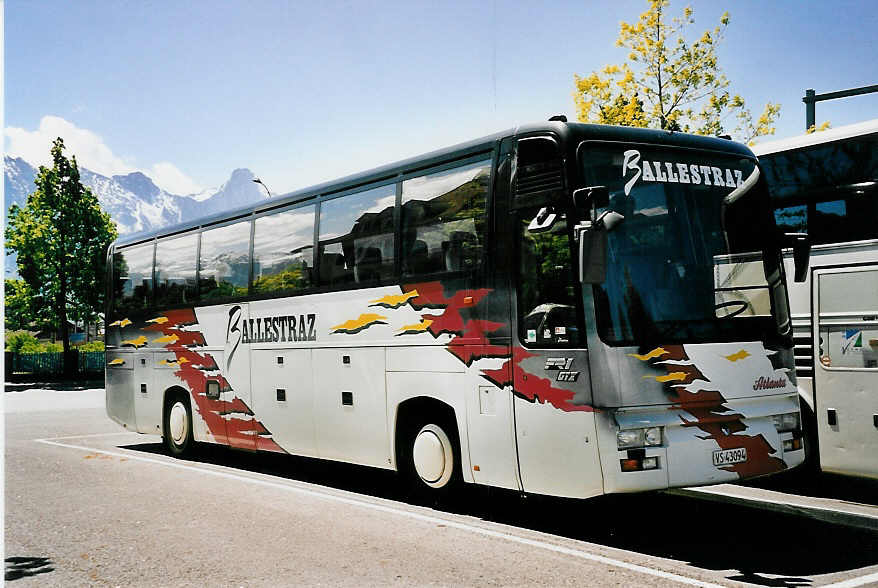 (053'322) - Ballestraz, Gr�ne - VS 43'094 - Renault am 14. Mai 2002 in Thun, Seestrasse