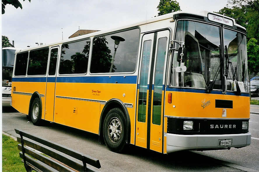 (053'407) - V�gtli F., Seewen - Nr. 136'477 - Saurer/R&J (ex Schmocker, Beatenberg Nr. 1) am 18. Mai 2002 in Solothurn, Baseltor