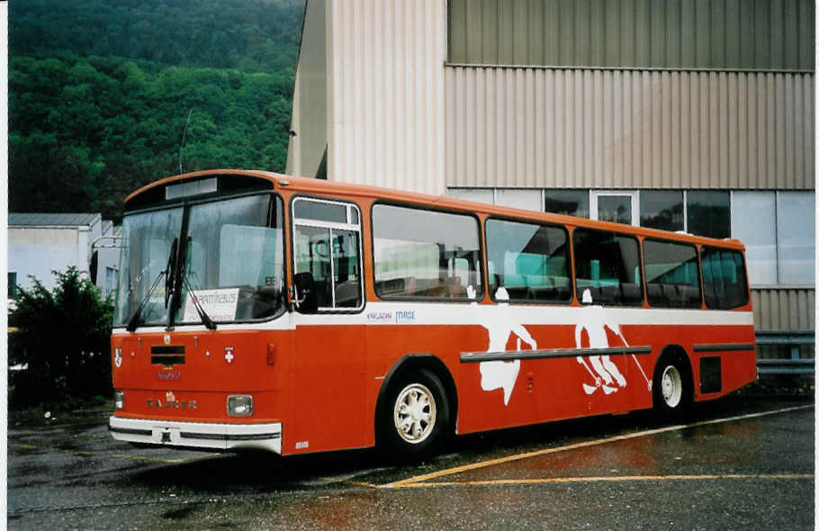 (053'411) - Cr�zer, Scuol - Nr. 90 - Saurer/Hess (ex Sulser, Wohlen; ex RTB Altst�tten Nr. 62) am 18. Mai 2002 in Biel, Rattinbus
