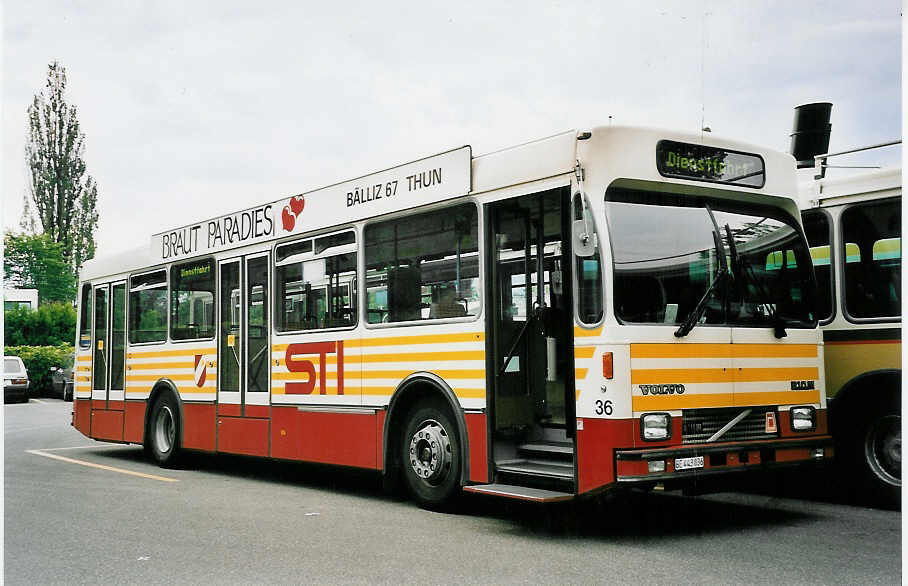 (053'616) - STI Thun - Nr. 36/BE 443'836 - Volvo/R&J (ex SAT Thun Nr. 36) am 3. Juni 2002 bei der Schiffl�ndte Thun