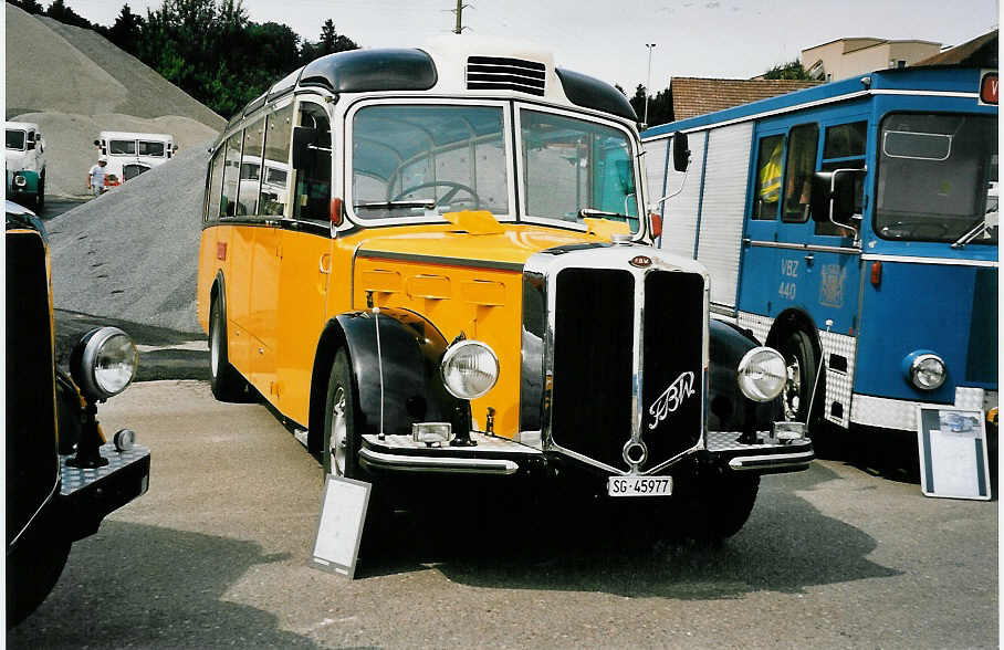 (053'734) - R�egg, R�ti - SG 45'977 - FBW/FHS (ex Kantonspolizei, Bern; ex P 23'180; ex P 2216) am 15. Juni 2002 in Hinwil, AMP