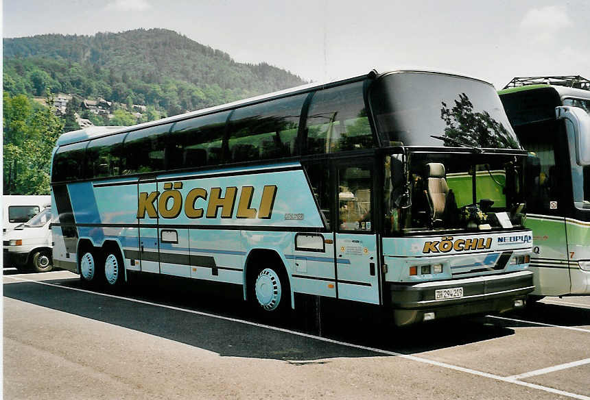 (054'211) - K�chli, Bachs - ZH 294'219 - Neoplan am 26. Juni 2002 in Thun, Seestrasse