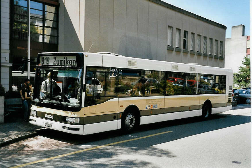 (055'111) - AZZK Zollikon - Nr. 41/ZH 457'041 - Iveco am 27. Juli 2002 beim Bahnhof K�snacht
