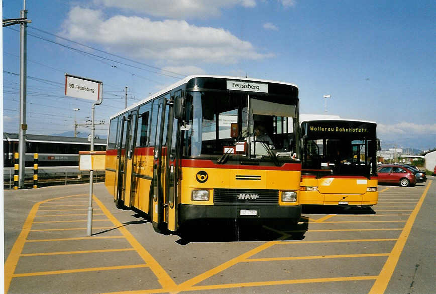 (055'118) - Schuler, Feusisberg - SZ 1787 - NAW/Hess am 27. Juli 2002 beim Bahnhof Pf�ffikon