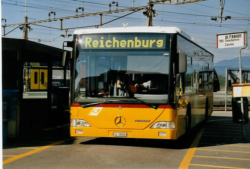 (055'120) - Kistler, Reichenburg - SZ 58'004 - Mercedes am 27. Juli 2002 beim Bahnhof Pf�ffikon