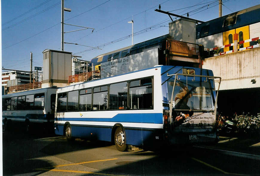 (055'203) - ZVB Zug - Nr. 106/ZG 82'546 - Lanz+Marti/Hess Personenanh�nger am 27. Juli 2002 beim Bahnhof Zug (prov. Haltestelle)