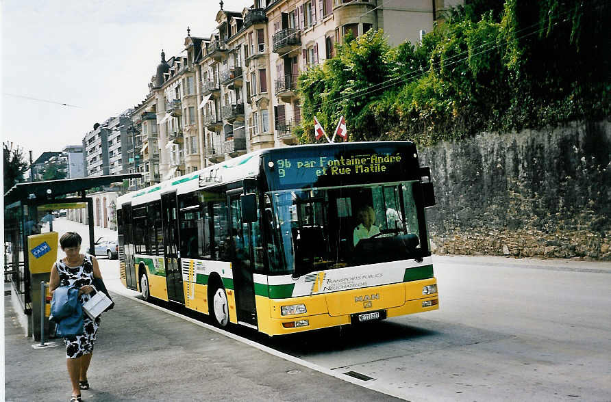 (055'504) - TN Neuch�tel - Nr. 227/NE 111'227 - MAN am 25. August 2002 beim Bahnhof Neuch�tel