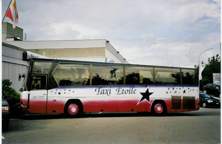 (055'930) - Taxi Etoile, Bulle - FR 400'453 - Dr�gm�ller am 8. September 2002 in Thun, Stadiongarage