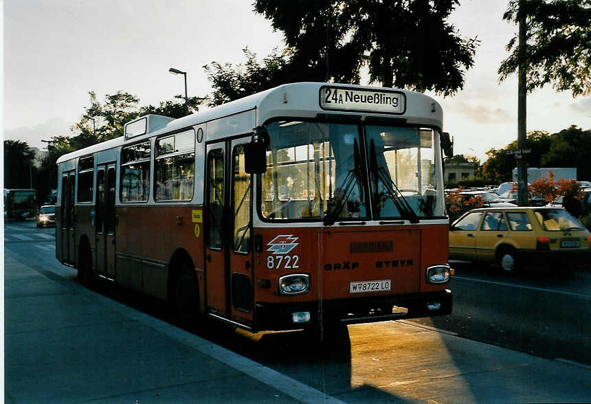 (056'417) - Wiener Linien - Nr. 8722/W 8722 LO - Gr�f/Steyr am 7. Oktober 2002 in Wien, Kagran