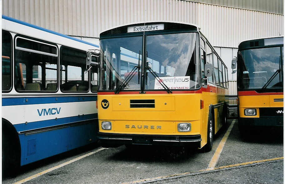 (056'915) - Karlen, Stalden - Nr. 4 - Saurer/T�scher (ex P 24'240) am 12. Oktober 2002 in Biel, Rattinbus