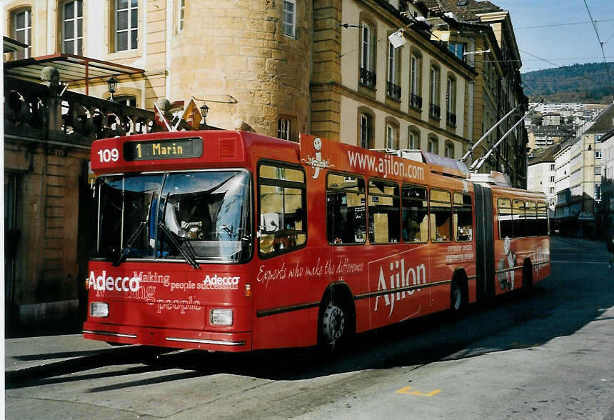 (057'020) - TN Neuch�tel - Nr. 109 - NAW/Hess Gelenktrolleybus am 20. Oktober 2002 in Neuch�tel, Place Pury