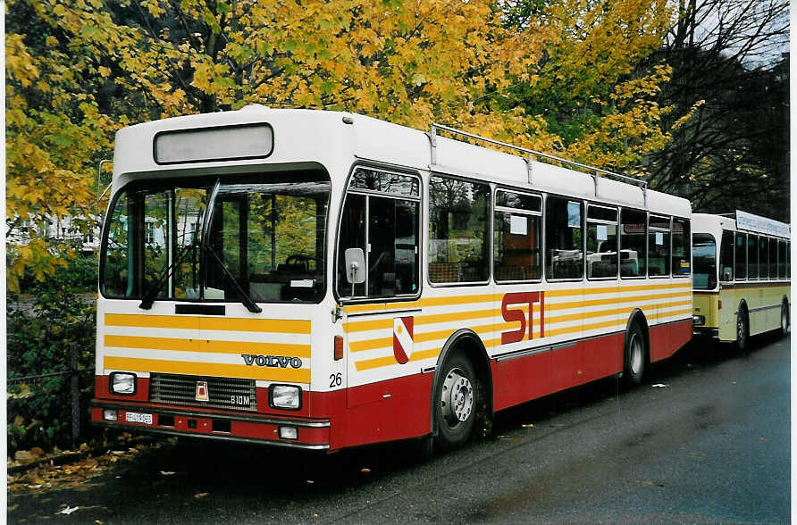 (057'311) - STI Thun - Nr. 26/BE 419'025 - Volvo/R&J (ex SAT Thun Nr. 26) am 4. November 2002 bei der Schiffl�ndte Thun