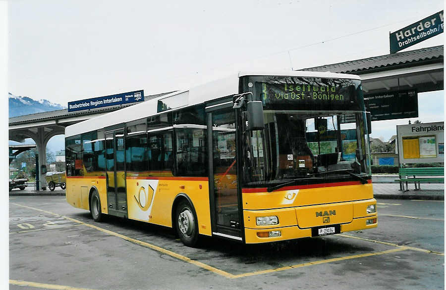 (057'324) - PTT-Regie - P 23'034 - MAN/G�ppel am 18. November 2002 beim Bahnhof Interlaken West