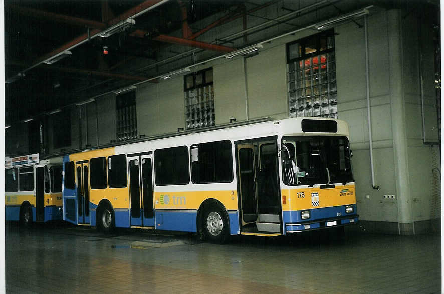 (057'426) - TC La Chaux-de-Fonds - Nr. 175/NE 41'817 - Volvo/Lauber am 30. November 2002 in La Chaux-de-Fonds, D�p�t