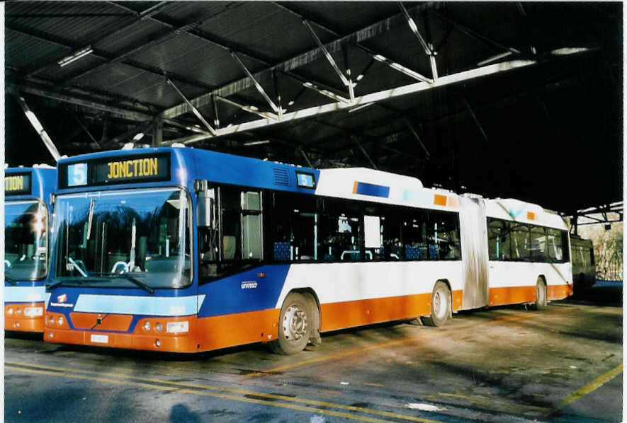 (058'220) - TPG Gen�ve - Nr. 330/GE 96'707 - Volvo am 1. Januar 2003 in Gen�ve, D�p�t
