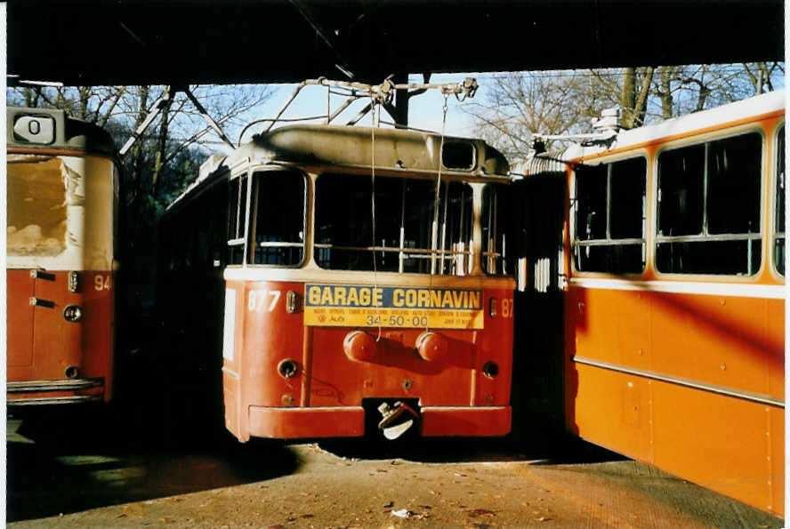 (058'230) - TPG Gen�ve (AGMT) - Nr. 877 - Berna-SWP Trolleybus am 1. Januar 2003 in Gen�ve, D�p�t