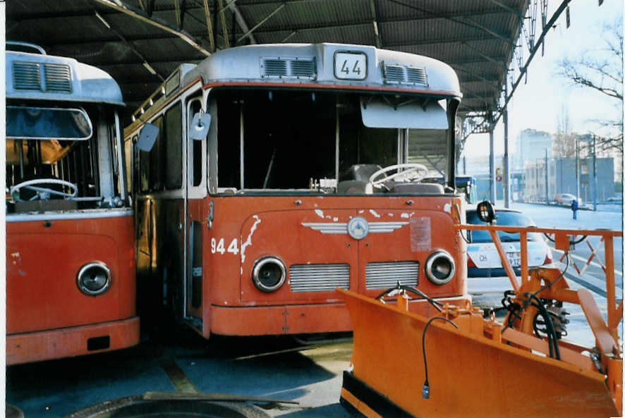 (058'233) - TPG Gen�ve (AGMT) - Nr. 944 - Saurer/Lauber am 1. Januar 2003 in Gen�ve, D�p�t (Teilaufnahme)