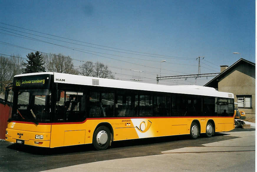 (059'319) - Engeloch, Riggisberg - Nr. 13/BE 568'636 - MAN am 23. M�rz 2003 beim Bahnhof Schwarzenburg