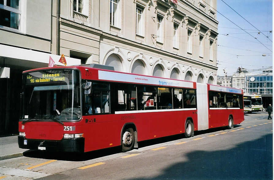 (059'531) - Bernmobil, Bern - Nr. 251/BE 572'251 - Volvo/Hess am 30. M�rz 2003 beim Bahnhof Bern